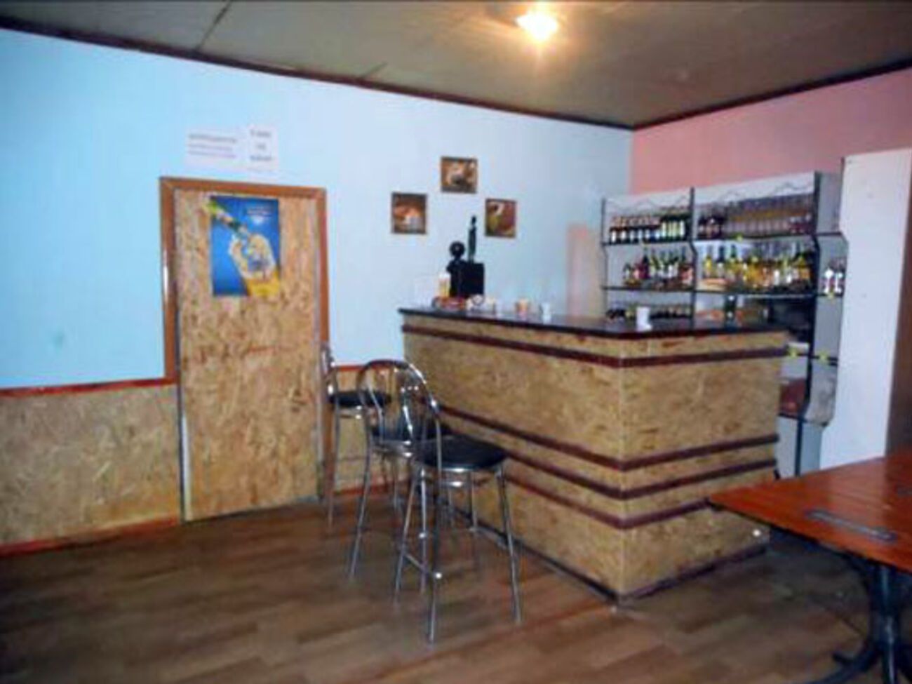 Военный бросил в помещение кафе дымовую шашку и стал избивать обидчика битой