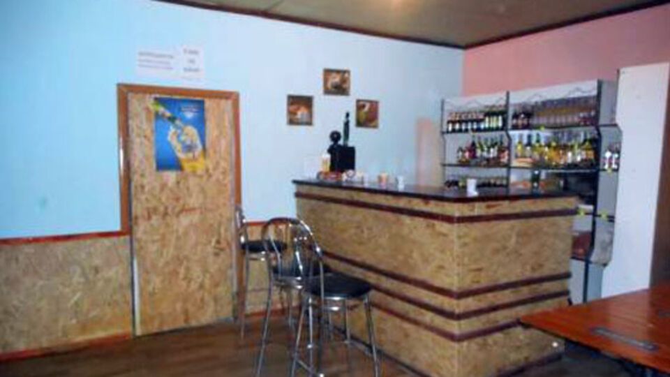 Военный бросил в помещение кафе дымовую шашку и стал избивать обидчика битой