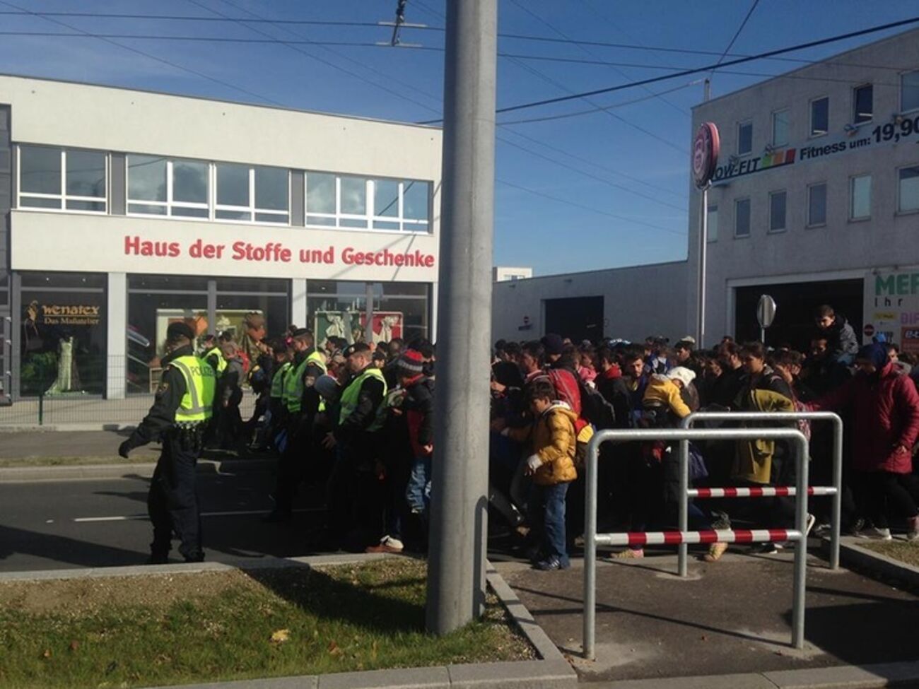 Группа новых беженцев на немецко-австрийской границе