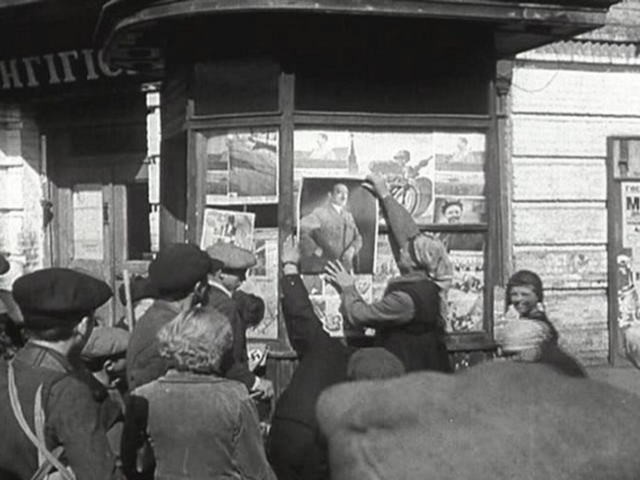 В общественных местах столицы появились плакаты "Гитлер - освободитель"