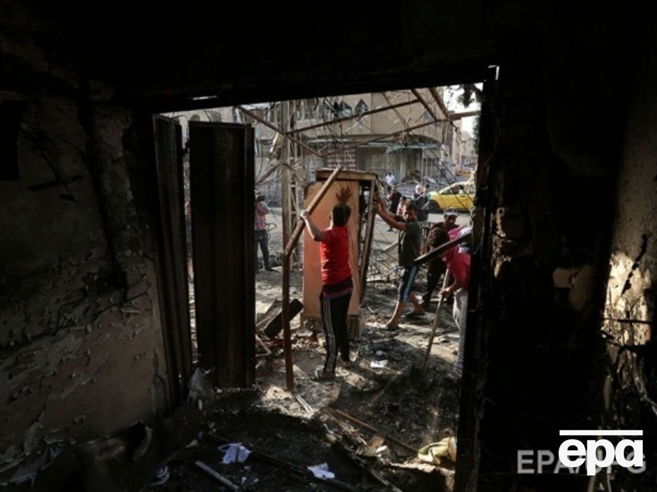 В Багдаде смертник напал на колонну шиитов