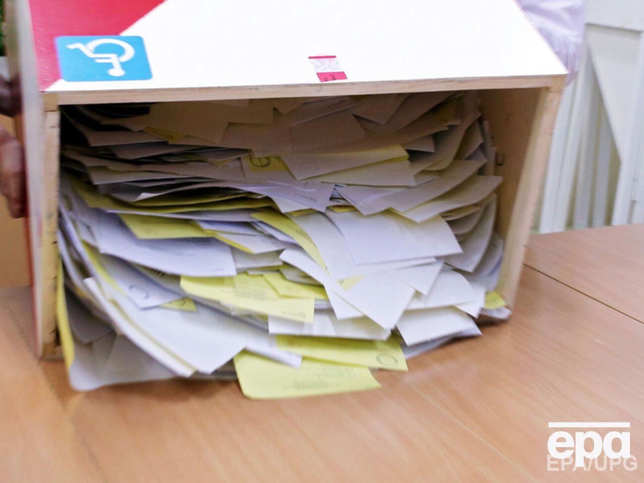 В Польше огласили победителей парламентских выборов