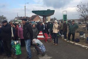В Станице Луганской открылся пеший переход на оккупированную территорию