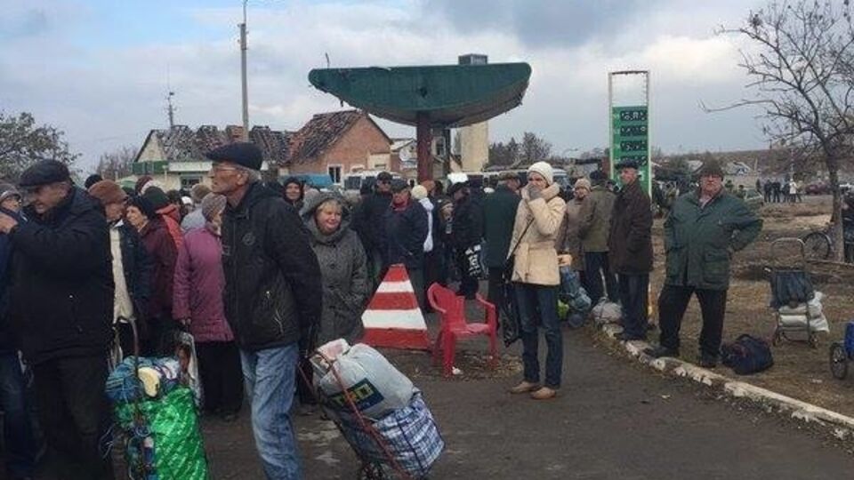 В Станице Луганской открылся пеший переход на оккупированную территорию