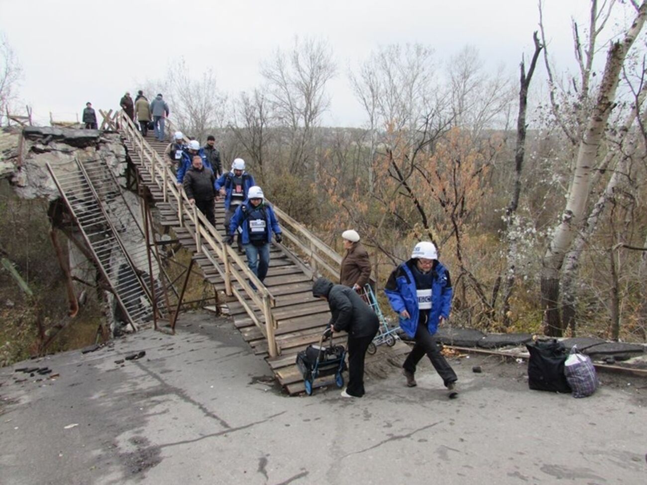 ОБСЕ:&nbsp;Пока мост не функционировал, для пересечения реки некоторые мирные жители использовали опасные пути с большим количеством мин и неразорвавшихся боеприпасов