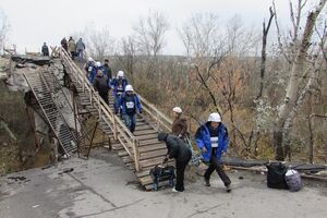 ОБСЕ: Пока мост не функционировал, для пересечения реки некоторые мирные жители использовали опасные пути с большим количеством мин и неразорвавшихся боеприпасов