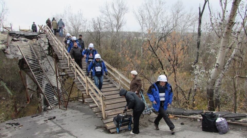 ОБСЕ: Пока мост не функционировал, для пересечения реки некоторые мирные жители использовали опасные пути с большим количеством мин и неразорвавшихся боеприпасов