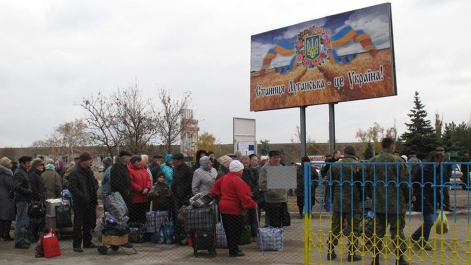 В Станице Луганской открылся пешеходный пропускной пункт. Фоторепортаж