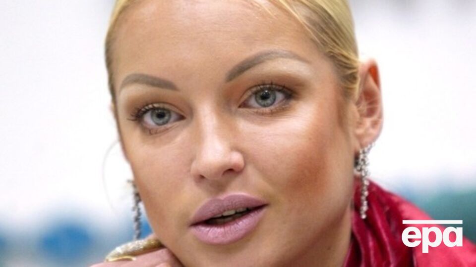 Волочкова в честь своего приезда домой после недельного отдыха в Турции надела платье в пол и дефилировала в собственном доме