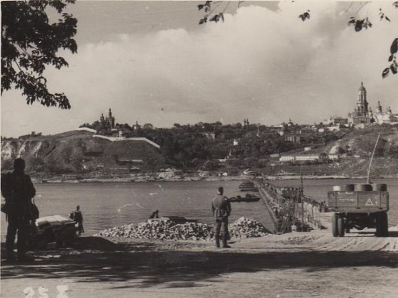 Переправа на правый берег в районе Киево-Печерской лавры