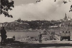 Переправа на правый берег в районе Киево-Печерской лавры