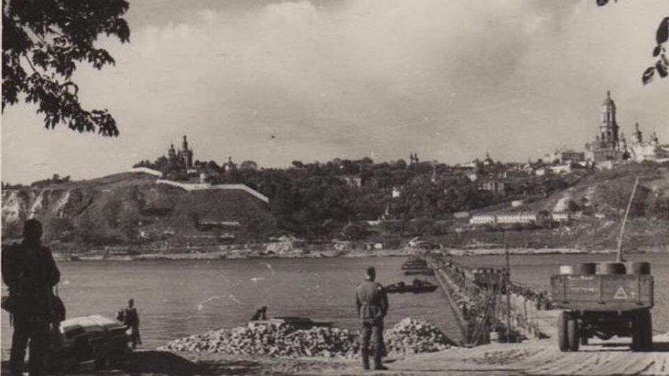 Переправа на правый берег в районе Киево-Печерской лавры