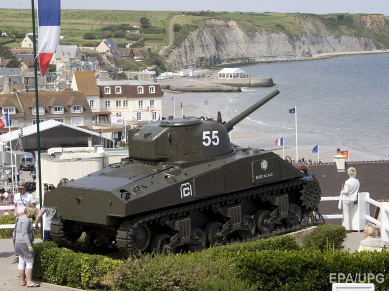 Танк той же модели установлен на месте высадки американских войск в Нормандии во время Второй мировой войны