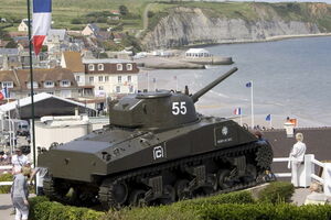 Танк той же модели установлен на месте высадки американских войск в Нормандии во время Второй мировой войны