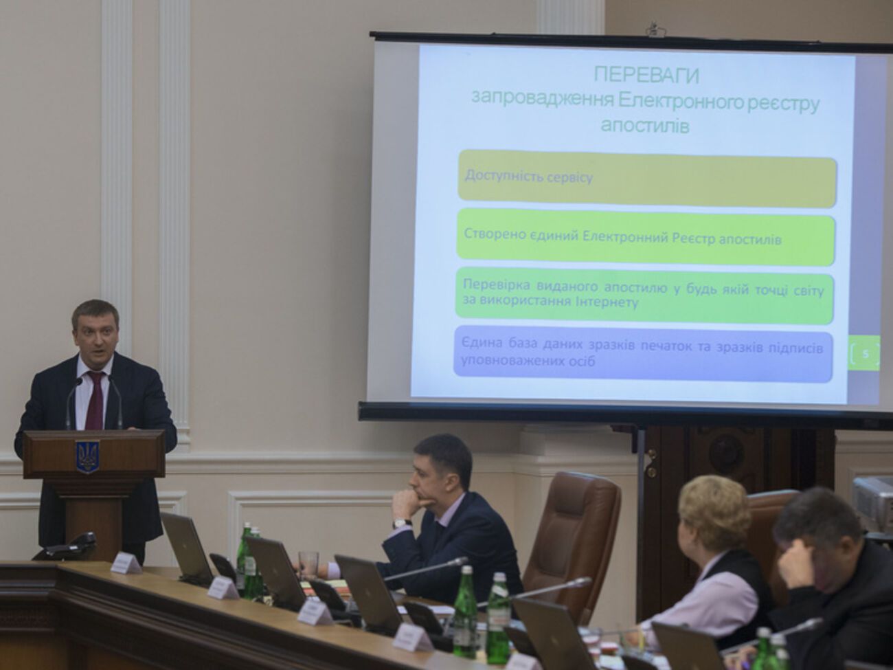 Петренко представил электронную систему апостиля