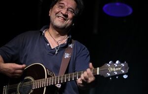 Юрий Шевчук спел о "русской весне"