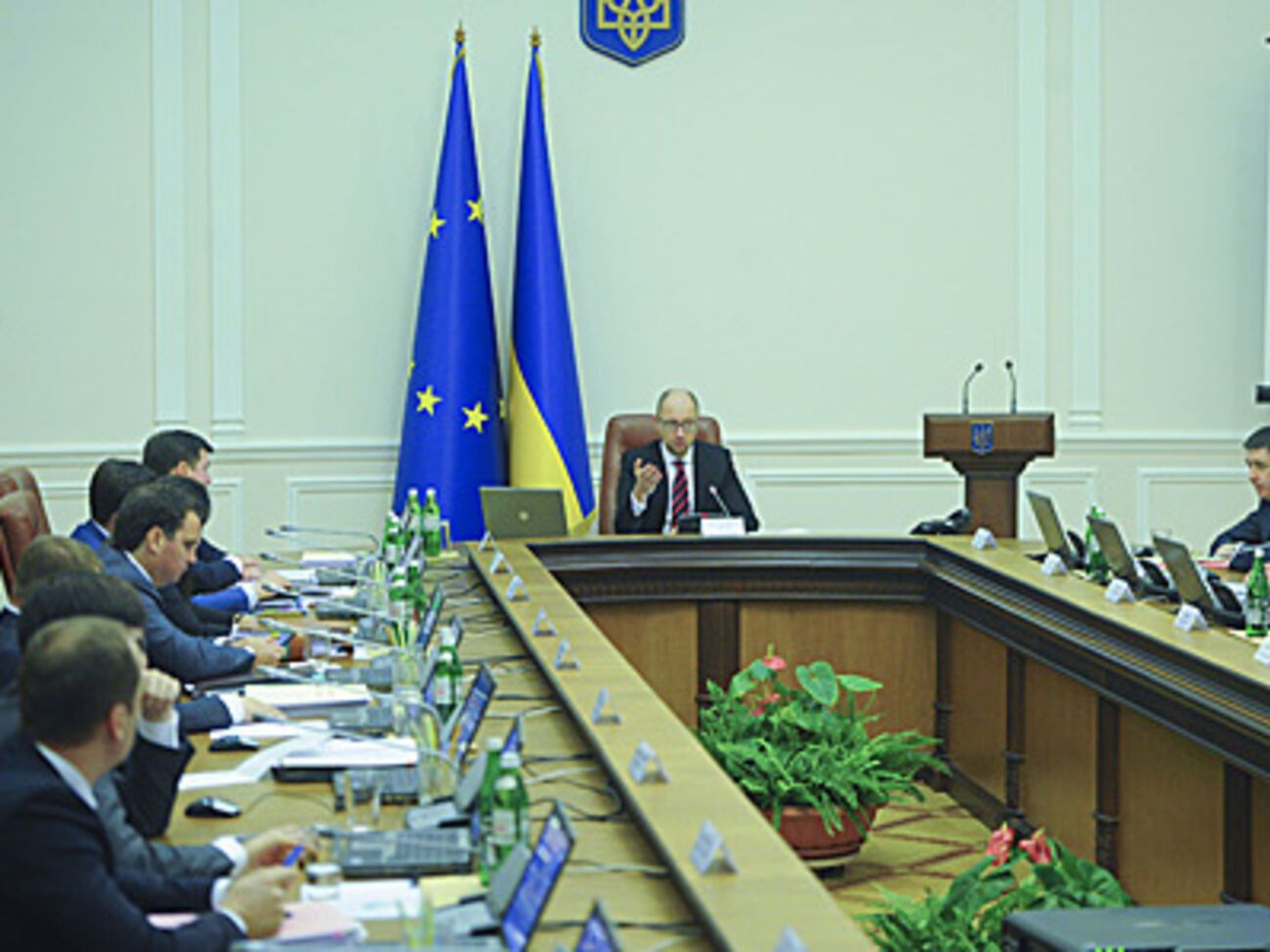 Яценюк: Обращаюсь к ведомствам, отвечающим за украинскую энергетику: надо наконец демонополизировать этот рынок