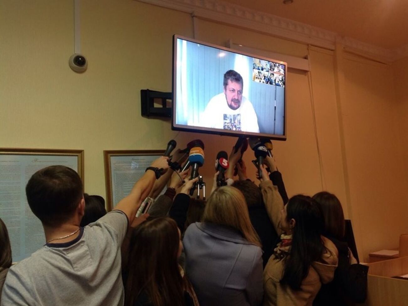Игорь Мосийчук по видеосвязи дает интервью репортерам, пришедшим на заседание по его делу