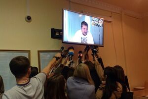 Игорь Мосийчук по видеосвязи дает интервью репортерам, пришедшим на заседание по его делу