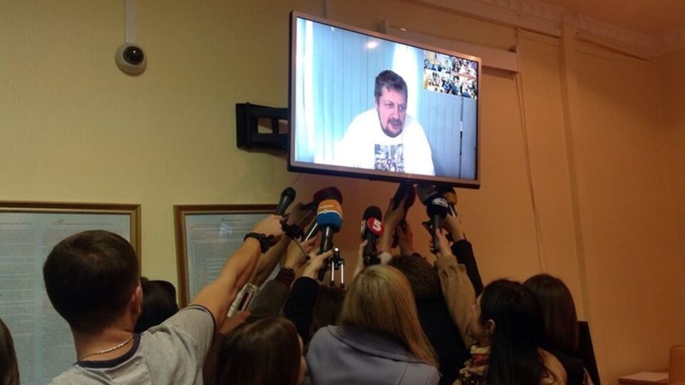 Игорь Мосийчук по видеосвязи дает интервью репортерам, пришедшим на заседание по его делу