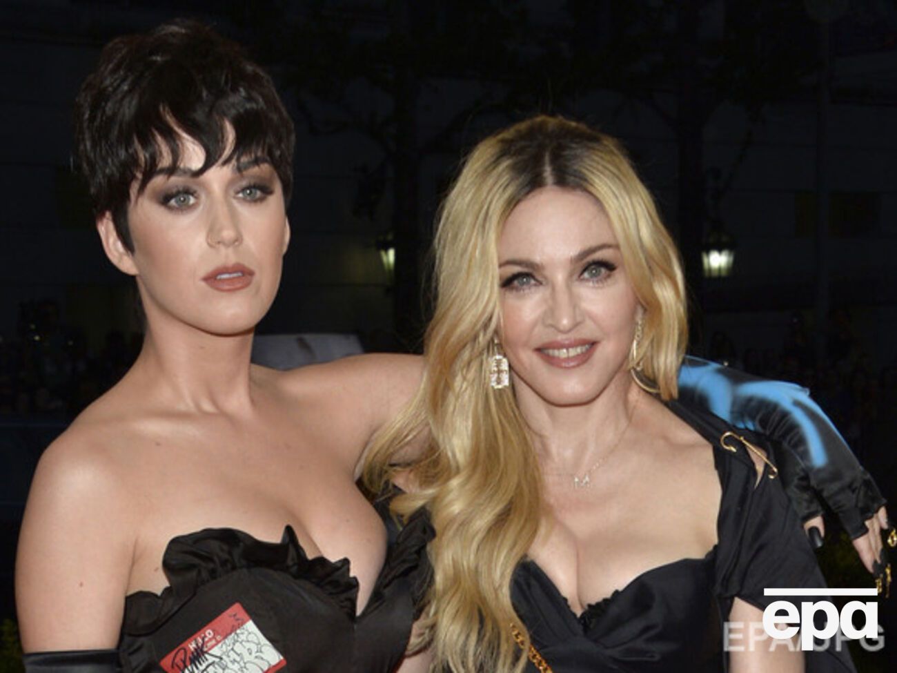 Мадонна распила на сцене напиток, который заставил Перри поморщиться