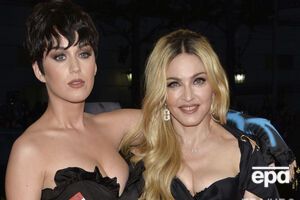 Мадонна распила на сцене напиток, который заставил Перри поморщиться