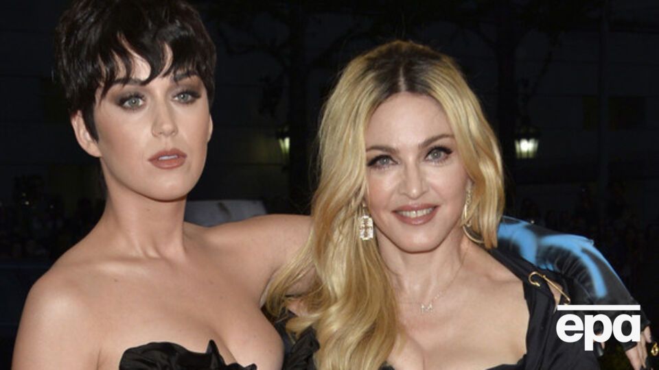 Мадонна распила на сцене напиток, который заставил Перри поморщиться