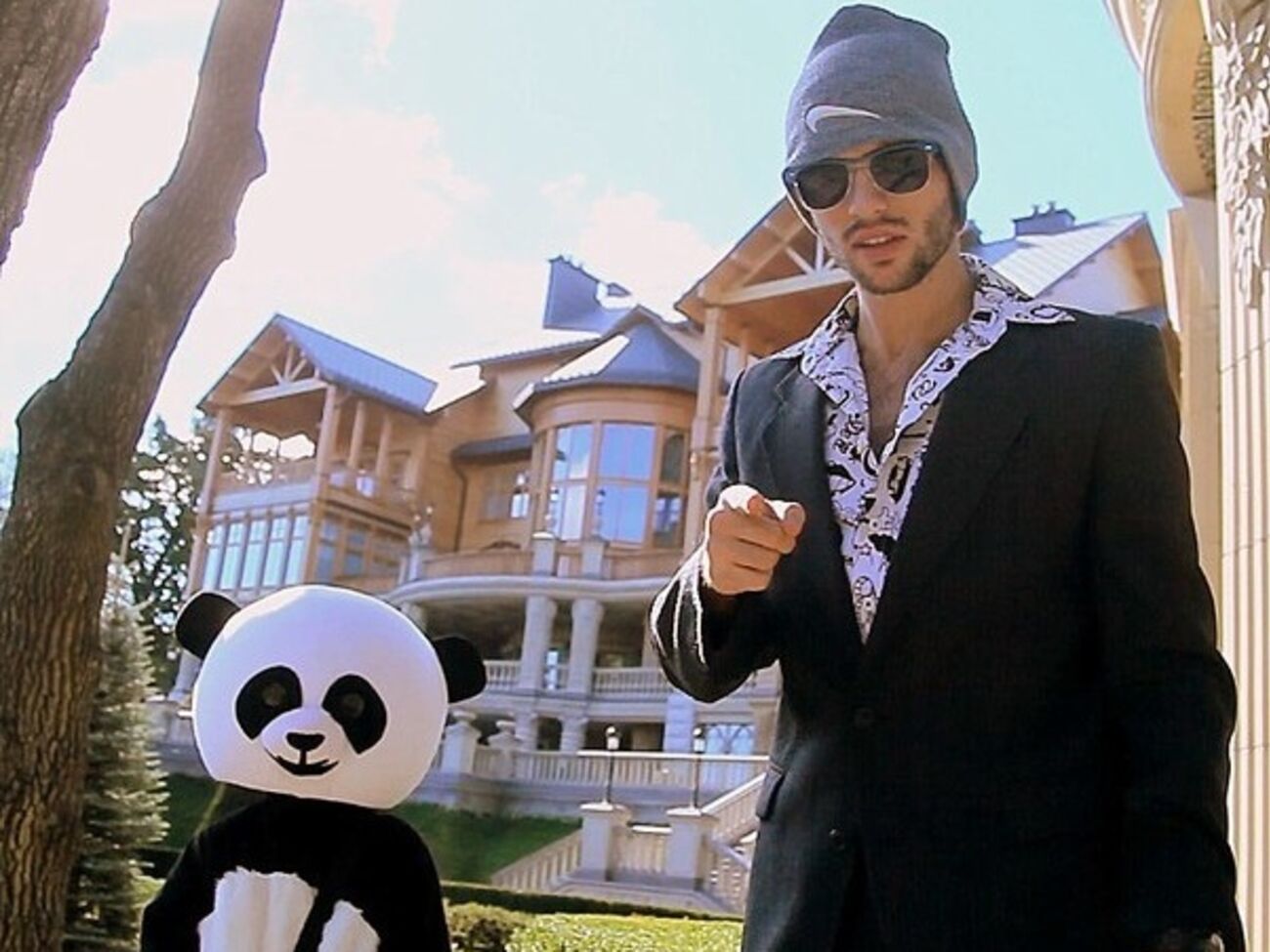 В ролике Панда танцует и играет на музыкальных инструментах на фоне особняка в "Межигорье"