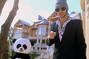 В ролике Панда танцует и играет на музыкальных инструментах на фоне особняка в "Межигорье"