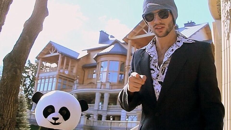 В ролике Панда танцует и играет на музыкальных инструментах на фоне особняка в "Межигорье"