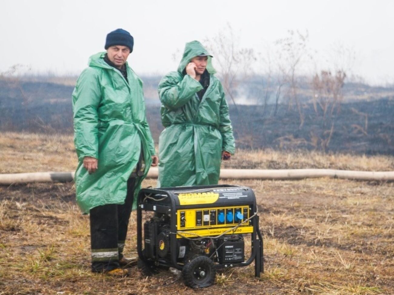 Пол-октября пожарные в Киевской области борются с горящими торфяниками