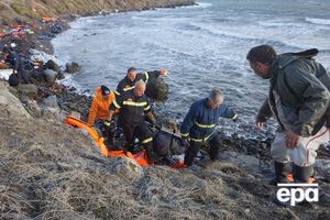 Греческие спасатели находят на побережье тела утонувших мигрантов