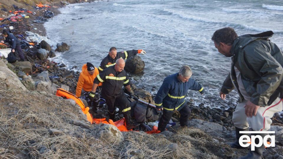 Греческие спасатели находят на побережье тела утонувших мигрантов