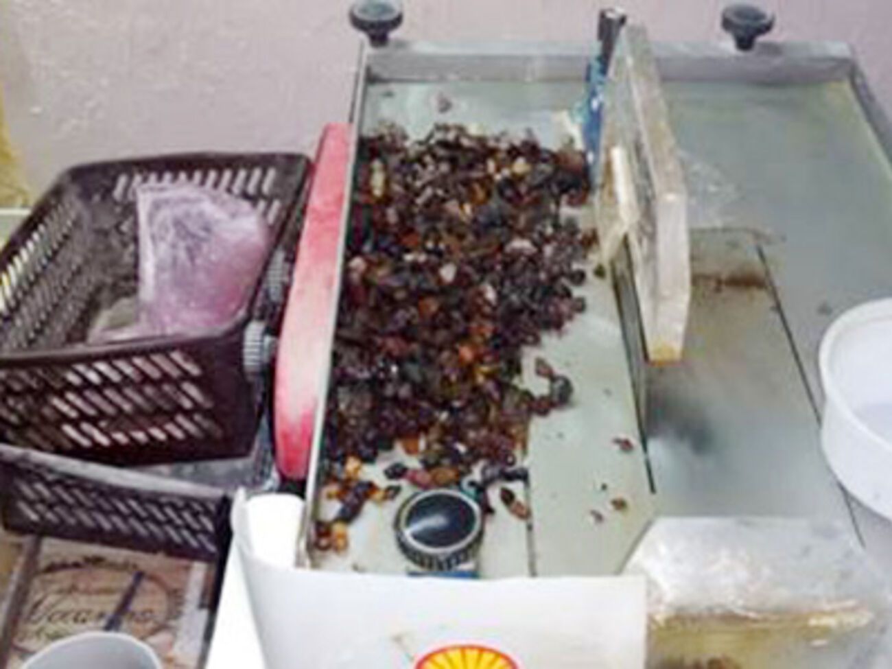 В цеху было изъято около 110 кг необработанного янтаря и свыше 3 кг готовой продукции