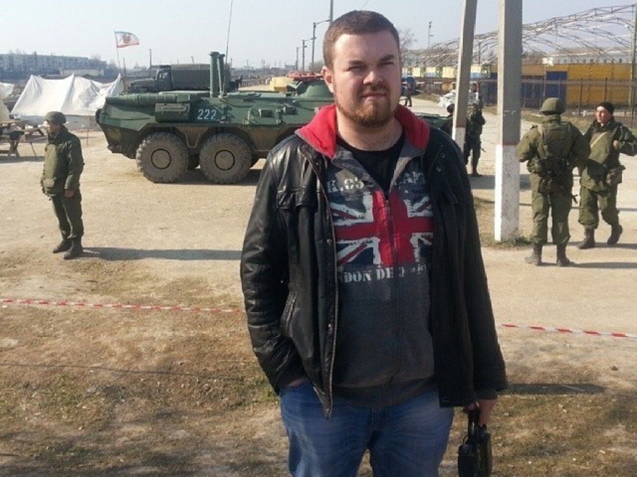 Позирующий в Донецке на фоне танков и взорванного Путиловского моста московский муниципальный депутат Дмитрий Захаров обвинил персонал московской библиотеки в "проукраинских и русофобских взглядах"