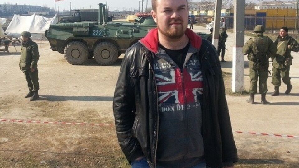 Позирующий в Донецке на фоне танков и взорванного Путиловского моста московский муниципальный депутат Дмитрий Захаров обвинил персонал московской библиотеки в "проукраинских и русофобских взглядах"