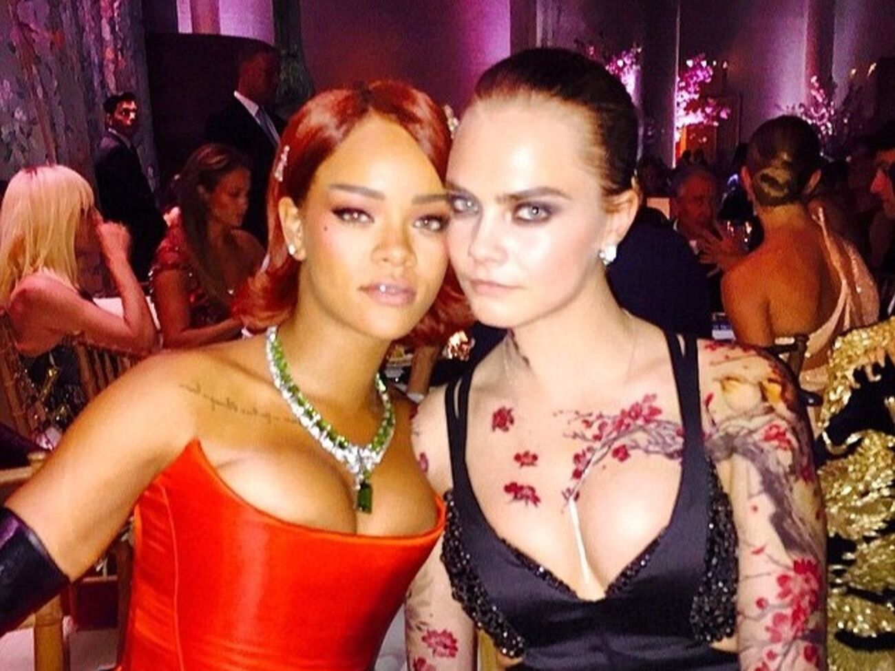 Делевинь и Рианна в жизни являются подругами