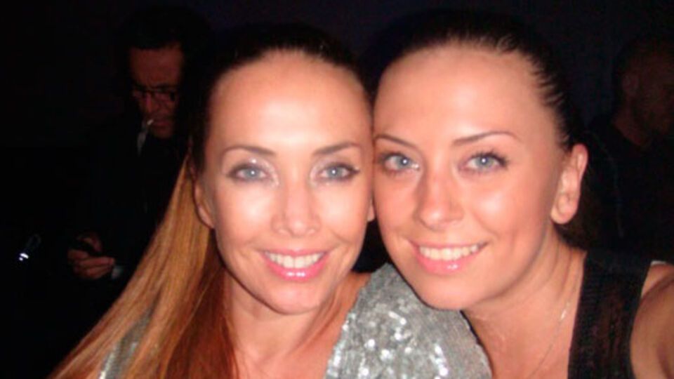 На снимке с сестрой Жанной Наталья еще до операции