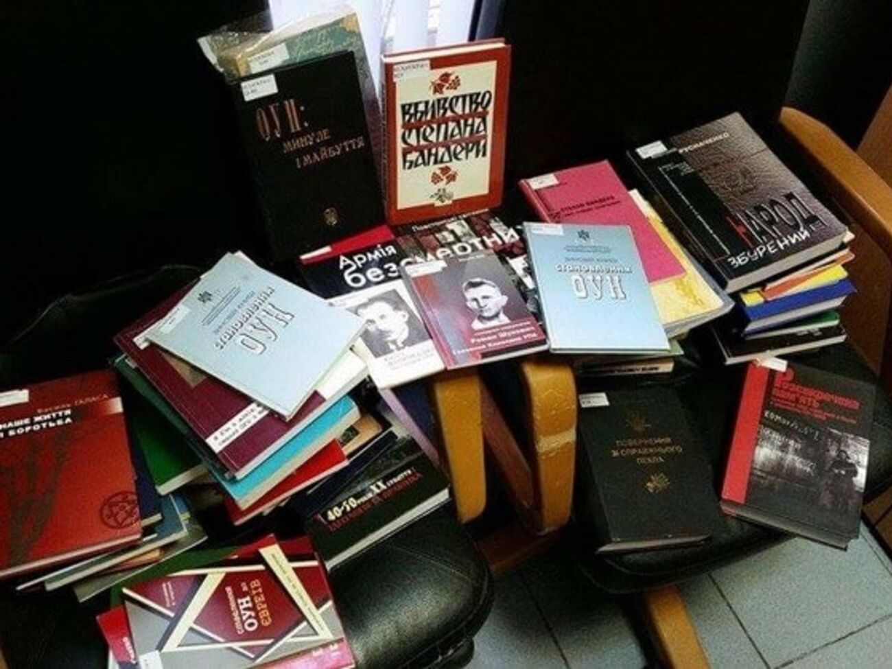 Изъятая "экстремистская литература": детские журналы, книги с печатями СБУ, исторические исследования и тому подобное