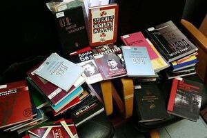 Изъятая "экстремистская литература": детские журналы, книги с печатями СБУ, исторические исследования и тому подобное