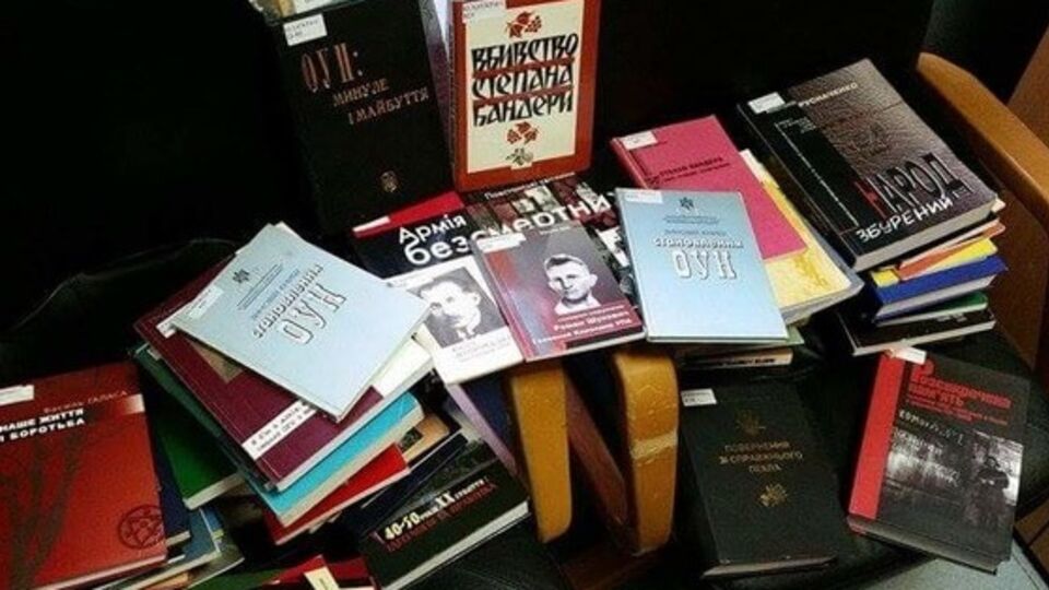 Изъятая "экстремистская литература": детские журналы, книги с печатями СБУ, исторические исследования и тому подобное