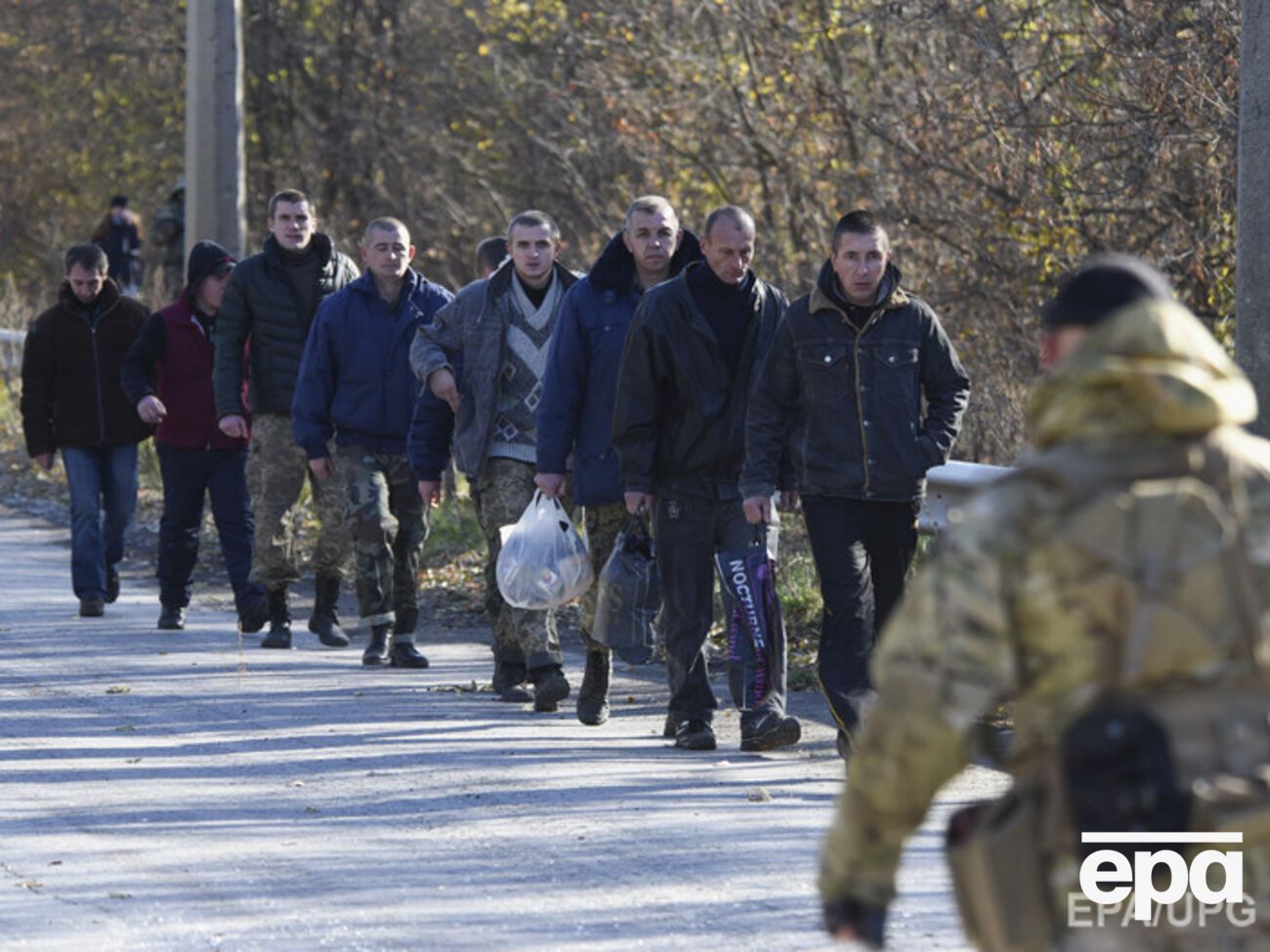 Украинские военнопленные переходят мост в Счастье