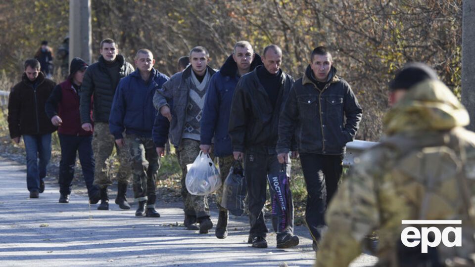Украинские военнопленные переходят мост в Счастье
