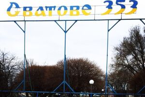 В городе Сватово загорелись склады с боеприпасами