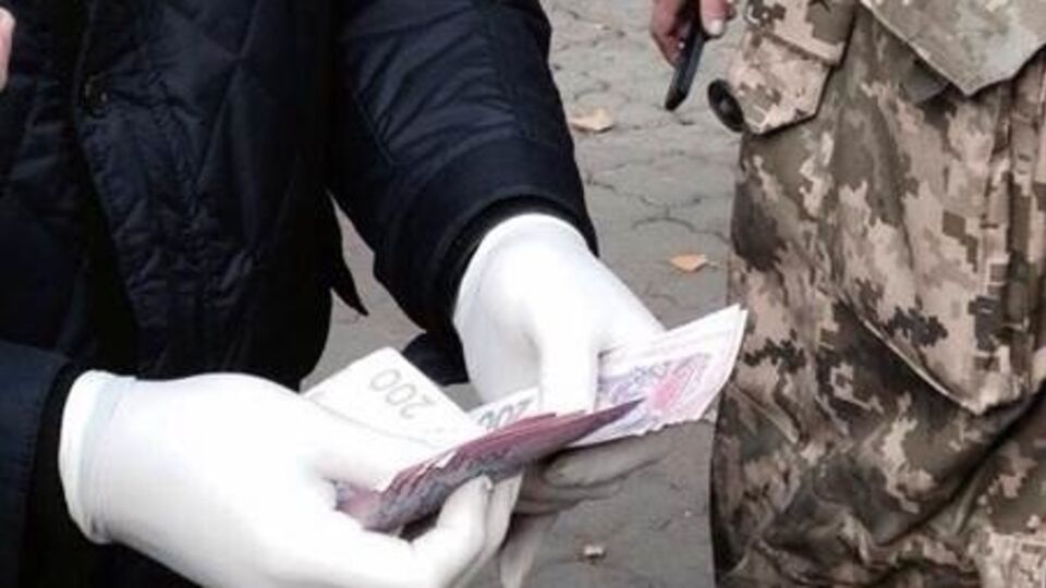 СБУ: Ежемесячно офицер получал от бизнесмена 3000 грн