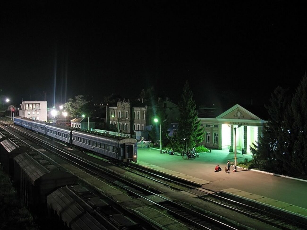 Взрывы на военных складах происходят на территории города Сватово