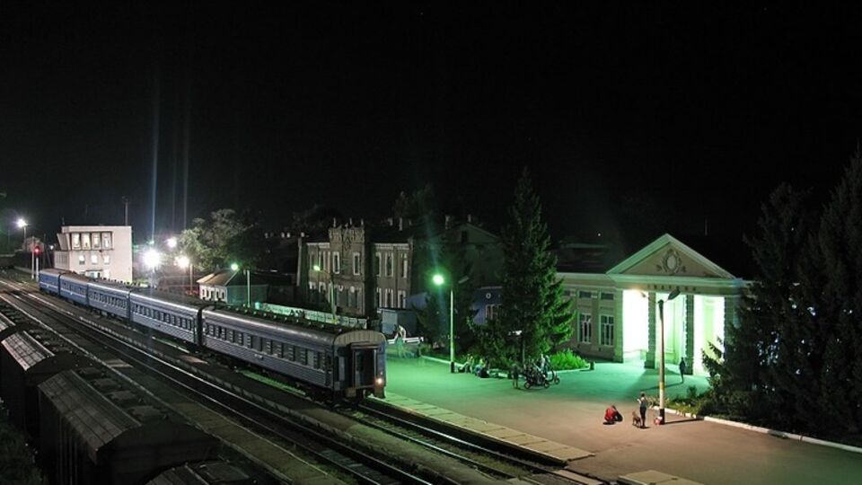 Взрывы на военных складах происходят на территории города Сватово