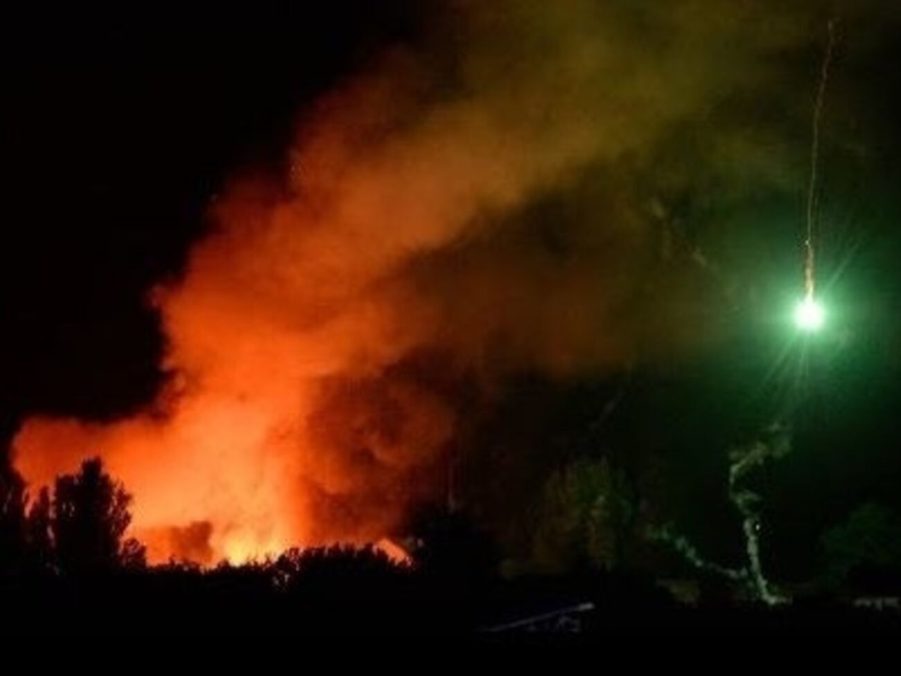 Ликвидация пожара усложнена постоянными взрывами снарядов