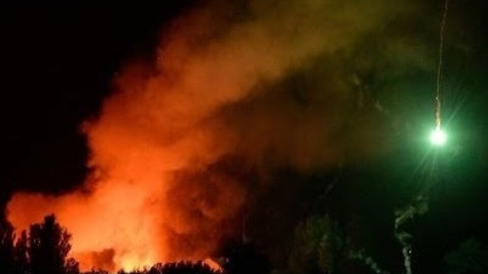 Ликвидация пожара усложнена постоянными взрывами снарядов