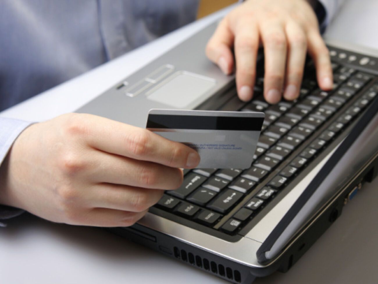 Банкам запрещено осуществлять расчетные операции в пользу лиц, к которым применена санкция "остановка финансовых операций"